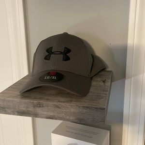 Men’s Under Armour fitted hat size LG/XL